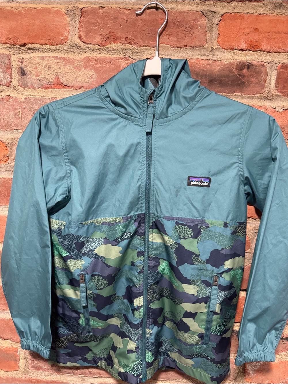 Patagonia Boys Small Hooded Ultralight Windbreaker Jacket Green Camo Print